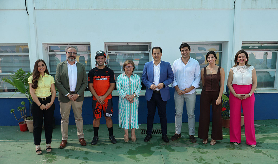 
			      El consejero de Justicia, José Antonio Nieto, junto al campeón de Bike Trial, Pablo Adame, y los demás participantes en el taller celebrado en el...
			  